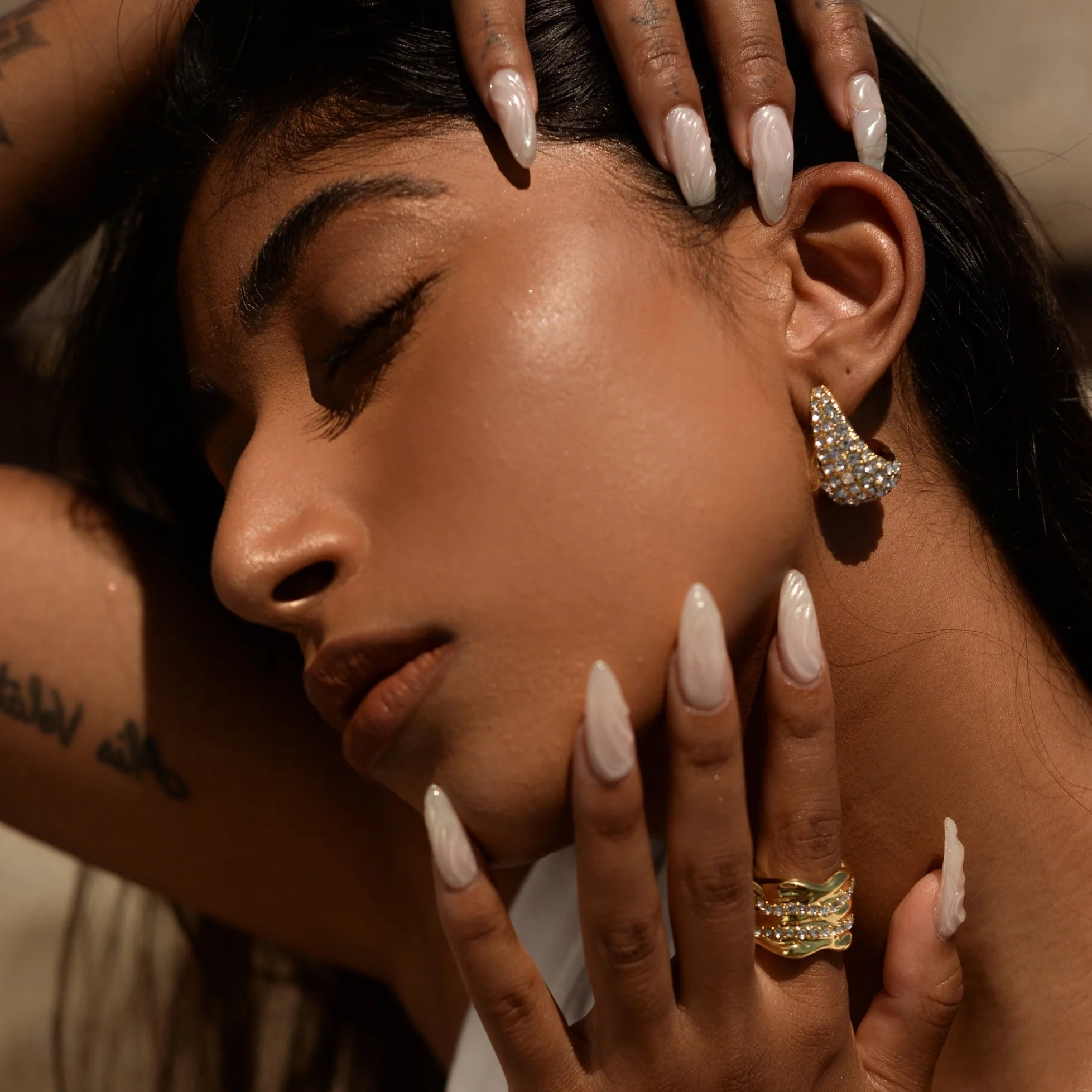 Hira Bold Earrings - Image 4